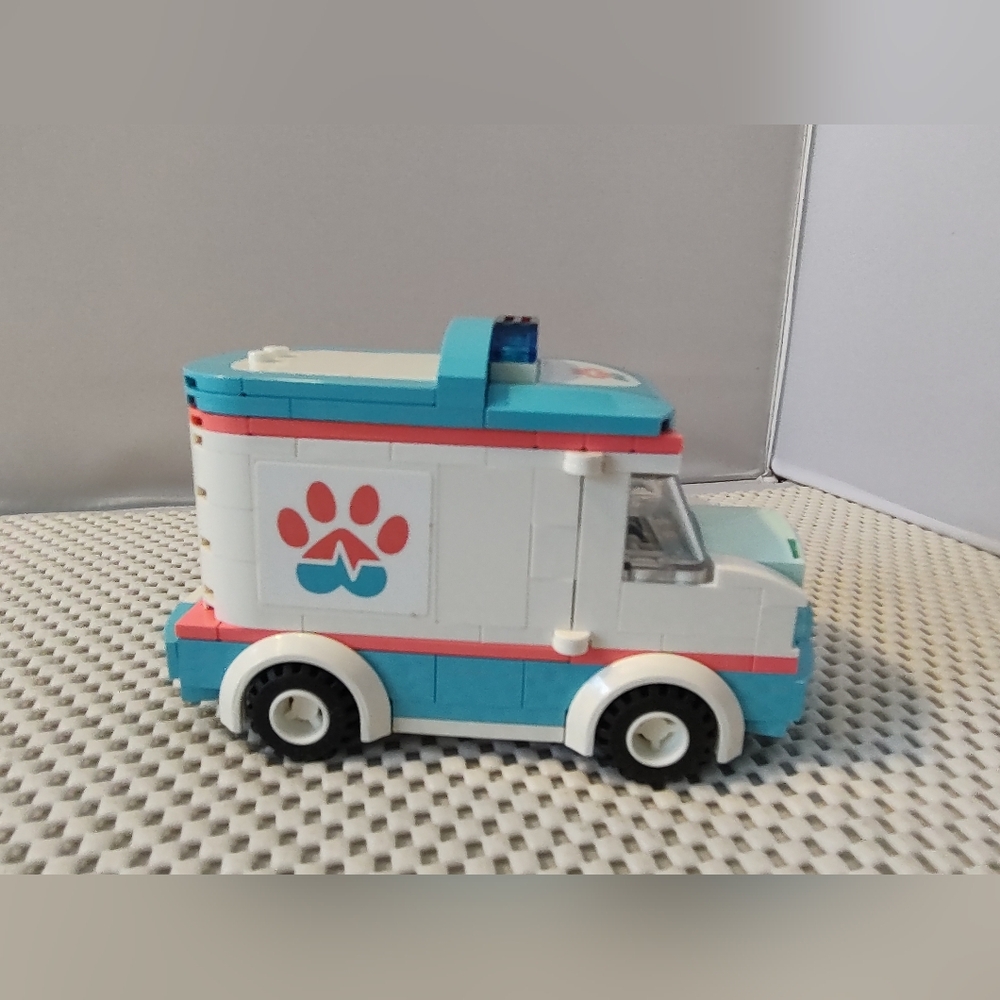 LEGO Friends Vet Clinic Ambulance 41445 Ambulance Only with Mini-Dolls - Picture 4 of 8